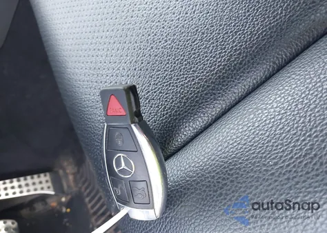 2010 Mercedes-Benz C 300 Luxury 4Matic/Sport 4Matic z USA, uszkodzony, nr VIN WDDGF8BBXAF433131